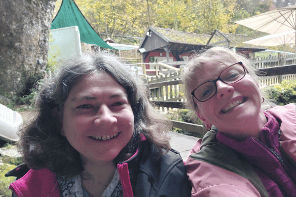 Silke mit Anja am Eingang der Wimenser Höhle.